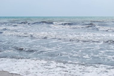 Sıcak ve güneşli bir günde denizde fırtına