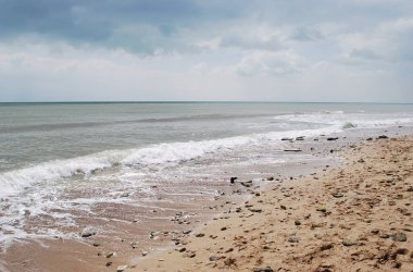 Sıcak ve güneşli bir günde denizde fırtına