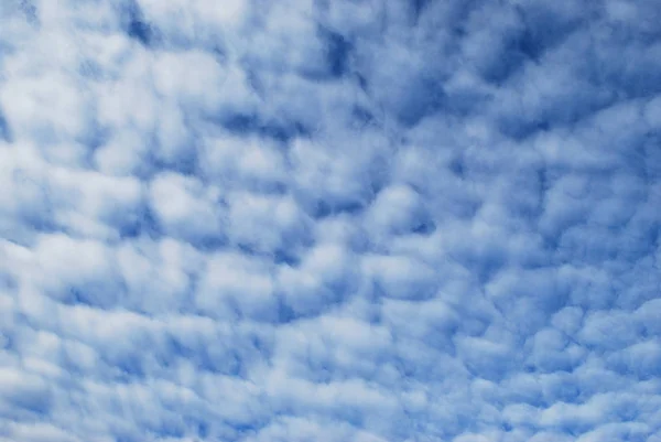 明亮蓝天中的白云 — 图库照片