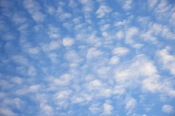 Weiße Wolken Strahlend Blauen Himmel — Stockfoto