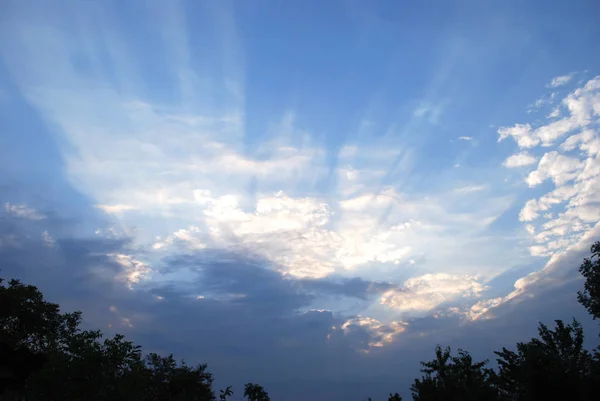 Sonnenstrahlen Bei Sonnenuntergang Blauen Himmel — Stockfoto