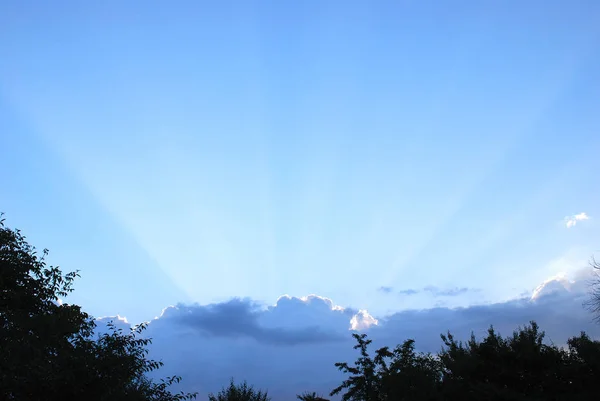 Sol Strålar Vid Solnedgången Den Blå Himlen — Stockfoto
