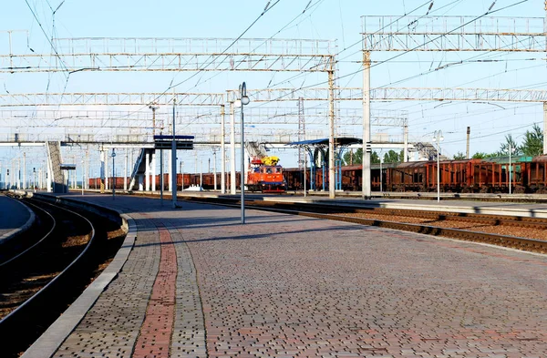 Красный Вагон Стоит Железнодорожном Вокзале — стоковое фото