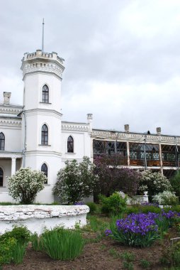 Eski bir malikanede beyaz kale binası