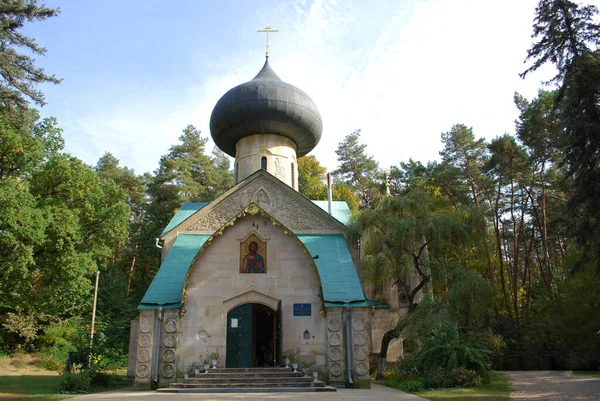 Vieille Église Dans Forêt Parmi Les Pins — Photo