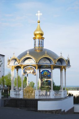 Mavi bahar gökyüzüne karşı manastır mimarisi