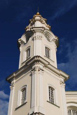 Pencereden manastırın çan kulesinin manzarası