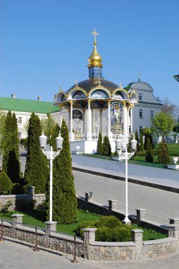 Mavi bahar gökyüzüne karşı manastır mimarisi