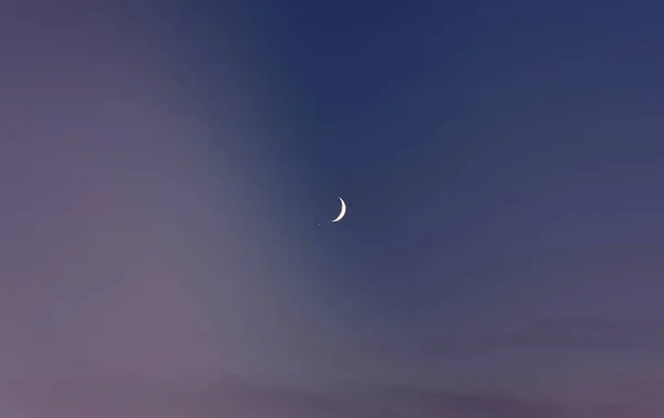 Молодий Місяць Маленька Зірка Вечірньому Небі — стокове фото
