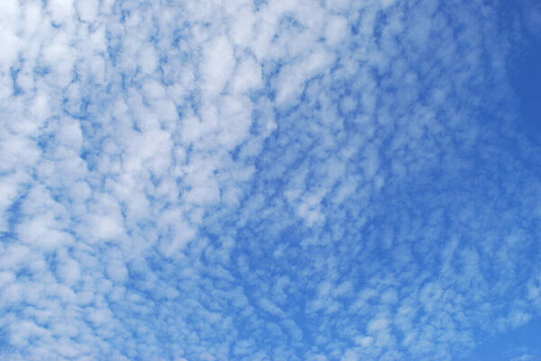 тонкие узоры белых облаков в голубом небе