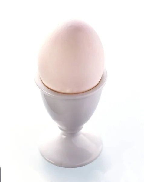 Huevo blanco hervido en taza de huevo —  Fotos de Stock