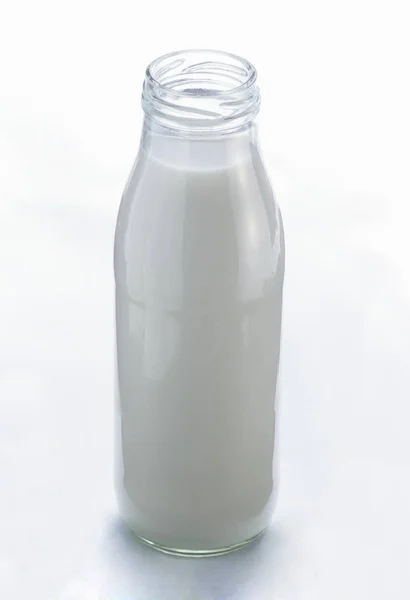 Botella llena de leche —  Fotos de Stock
