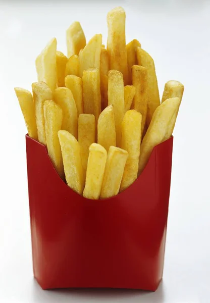 Papas fritas en una caja de papel rojo — Foto de Stock