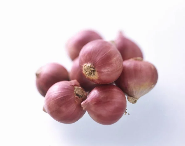 Shallots, close-up on white — Stock Photo, Image