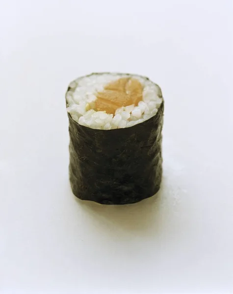 1 つの巻き寿司 — ストック写真