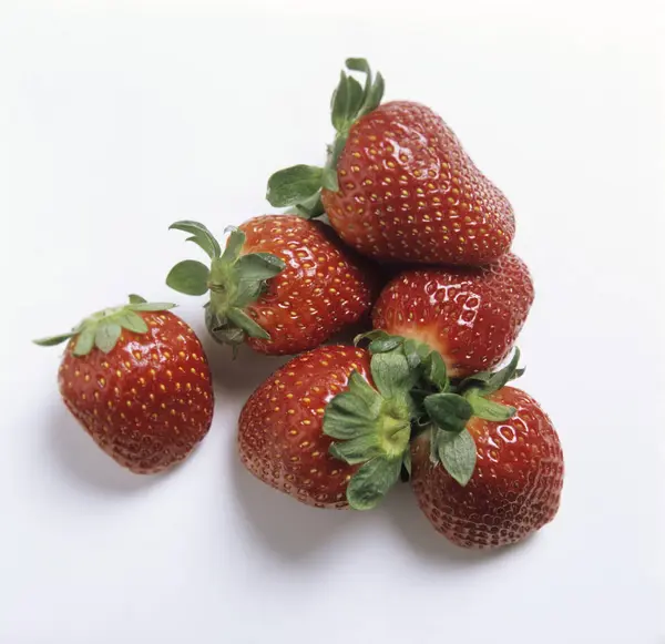 Strawberries with leaves — Stock Photo, Image