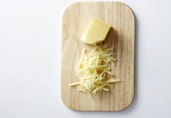 자르고 보드에 Gruyere — 스톡 사진