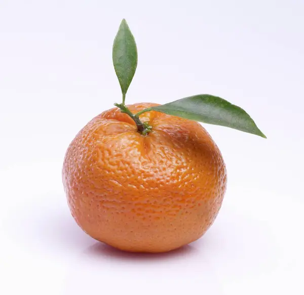 Pomarańcza mandarynkowa z liśćmi — Zdjęcie stockowe