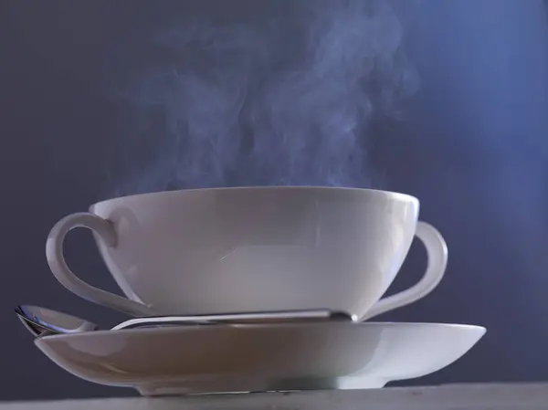 Vue Rapprochée Une Tasse Soupe Fumante Avec Cuillère Sur Assiette — Photo
