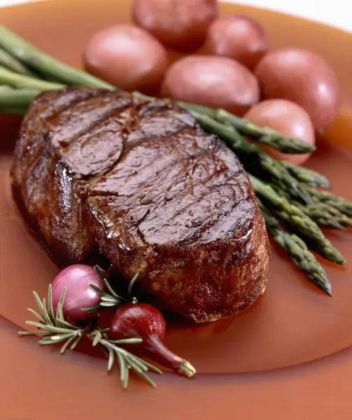 Geroosterde biefstuk met rode aardappelen — Stockfoto
