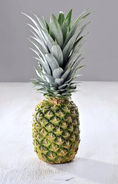 Reife ganze Ananas — Stockfoto