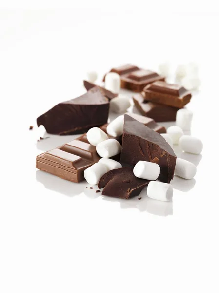 Chocolade brokken en marshmallows — Stockfoto