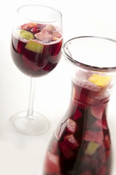 Glas och kanna sangria — Stockfoto