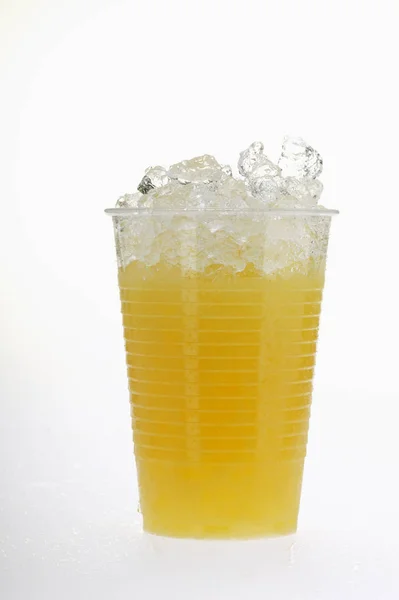 Pomerančová šťáva v plastové sklenice — Stock fotografie