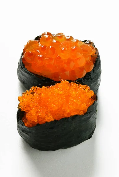 Gunkan maki sushi con caviar rojo —  Fotos de Stock