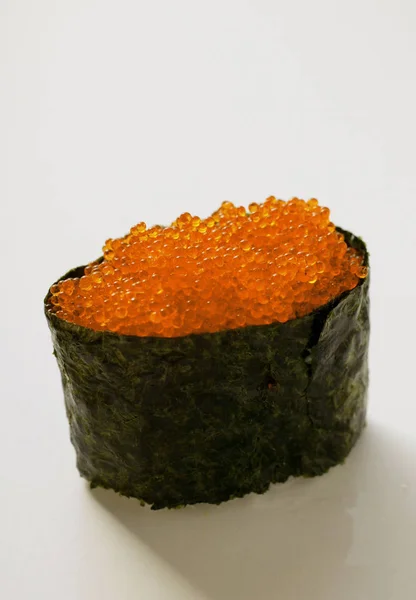 Gunkan-sushi met tobiko — Stockfoto