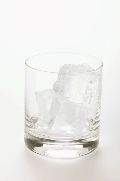 Leeg glas met ijsblokjes — Stockfoto
