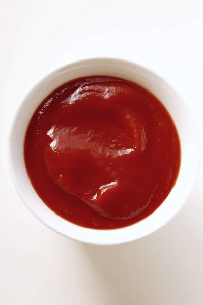 Ketchup in kleiner Schüssel — Stockfoto