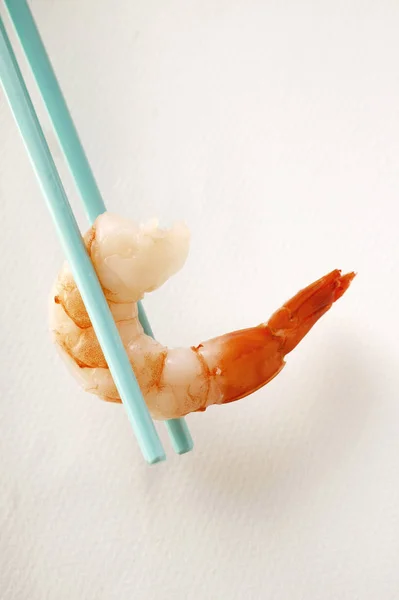 Petites crevettes rouges sur baguettes — Photo