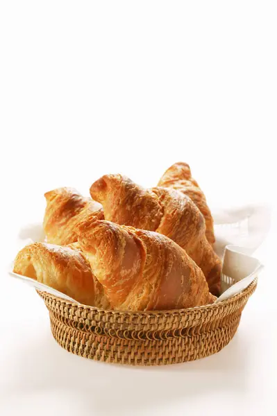 Croissants en cesta de pan —  Fotos de Stock