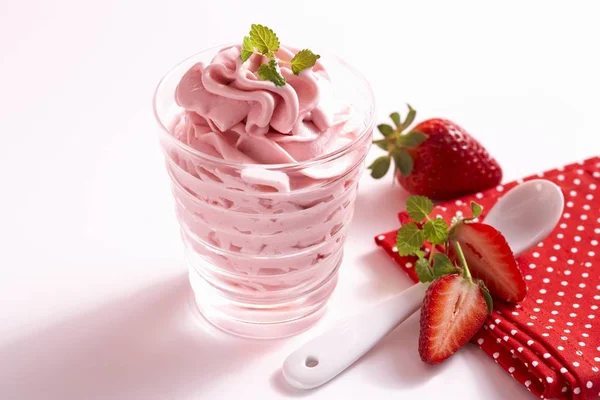 Homemade strawberry ice cream — Stock Photo, Image
