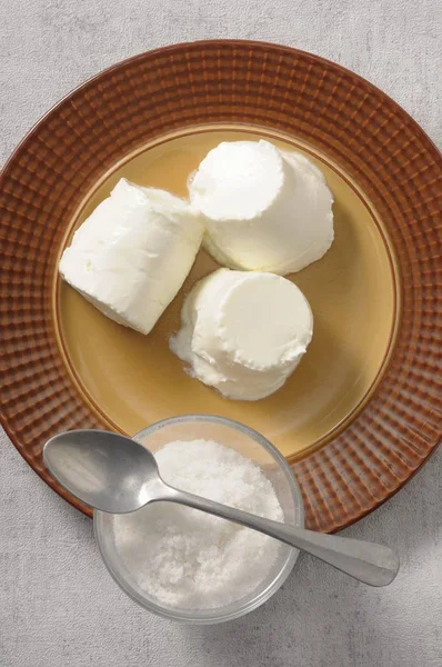 三小瑞士乳酪片断用盐和勺子 — 图库照片