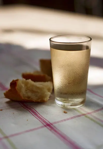 Verre de vin blanc et pain — Photo
