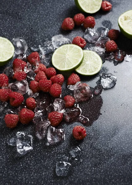 Himbeeren und Limetten mit Eiswürfeln — Stockfoto