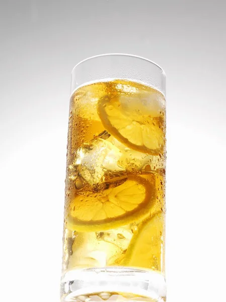 Iced tea with lemon in glass — Stock Photo, Image