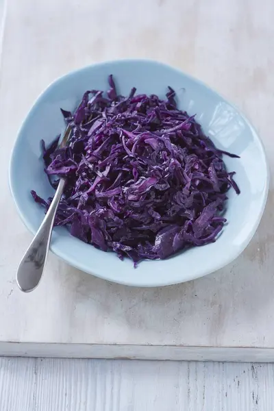 Red Cabbage Braised Red Wine Vinegar Blue Bowl Spoon — Stock Photo, Image