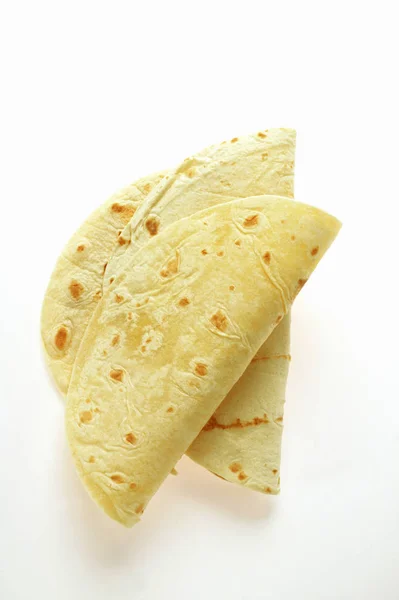 Closeup Véve Hajtogatott Tortilla Fehér Felületre — Stock Fotó