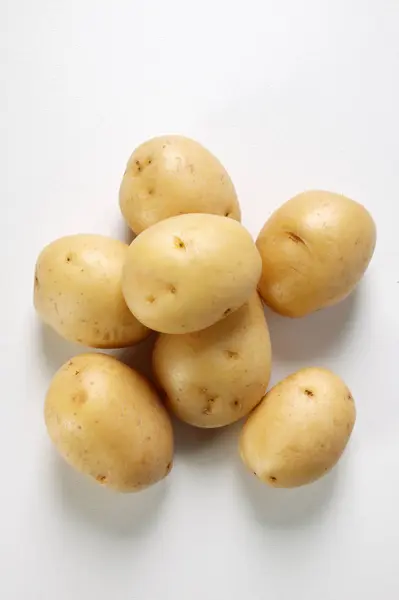 Raw and washed potatoes — Stock Photo, Image