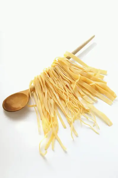 Huisgemaakte pasta opknoping op lepel — Stockfoto