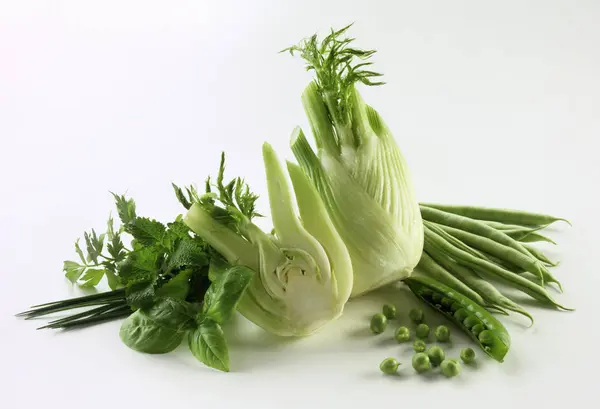 Νεκρή Φύση Πράσινα Λαχανικά Και Βότανα Πάνω Από Λευκό Φόντο — Φωτογραφία Αρχείου