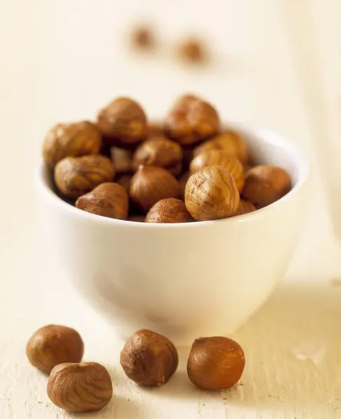 Nueces de avellana en tazón blanco — Foto de Stock