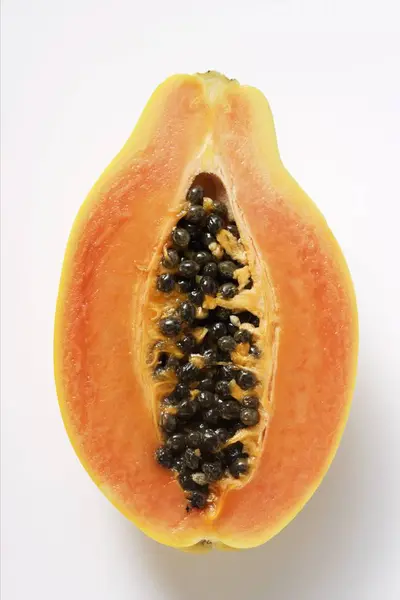 De helft van vers papaya — Stockfoto