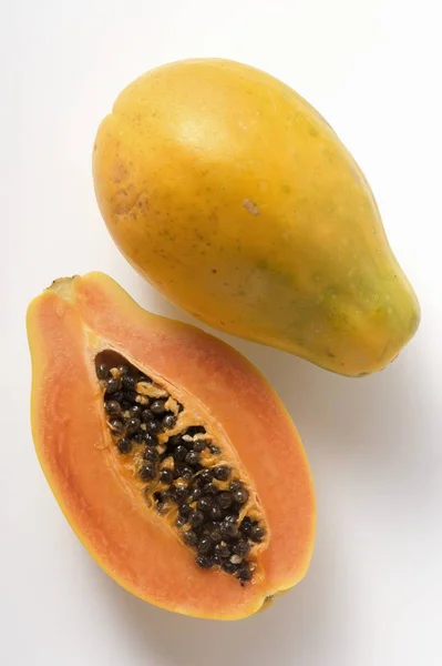 Whole and half papaya — Stock Photo, Image