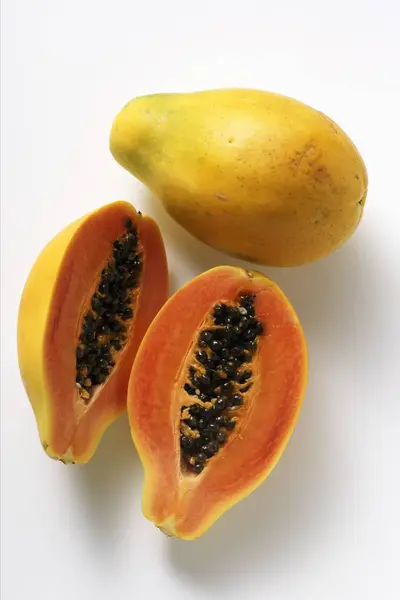 Whole and half papayas — Stock Photo, Image