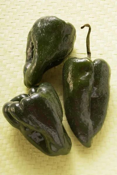 Pimientos verdes con gotas de agua —  Fotos de Stock