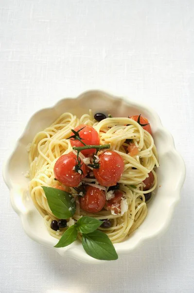 Spaghettis aux tomates cerises — Photo